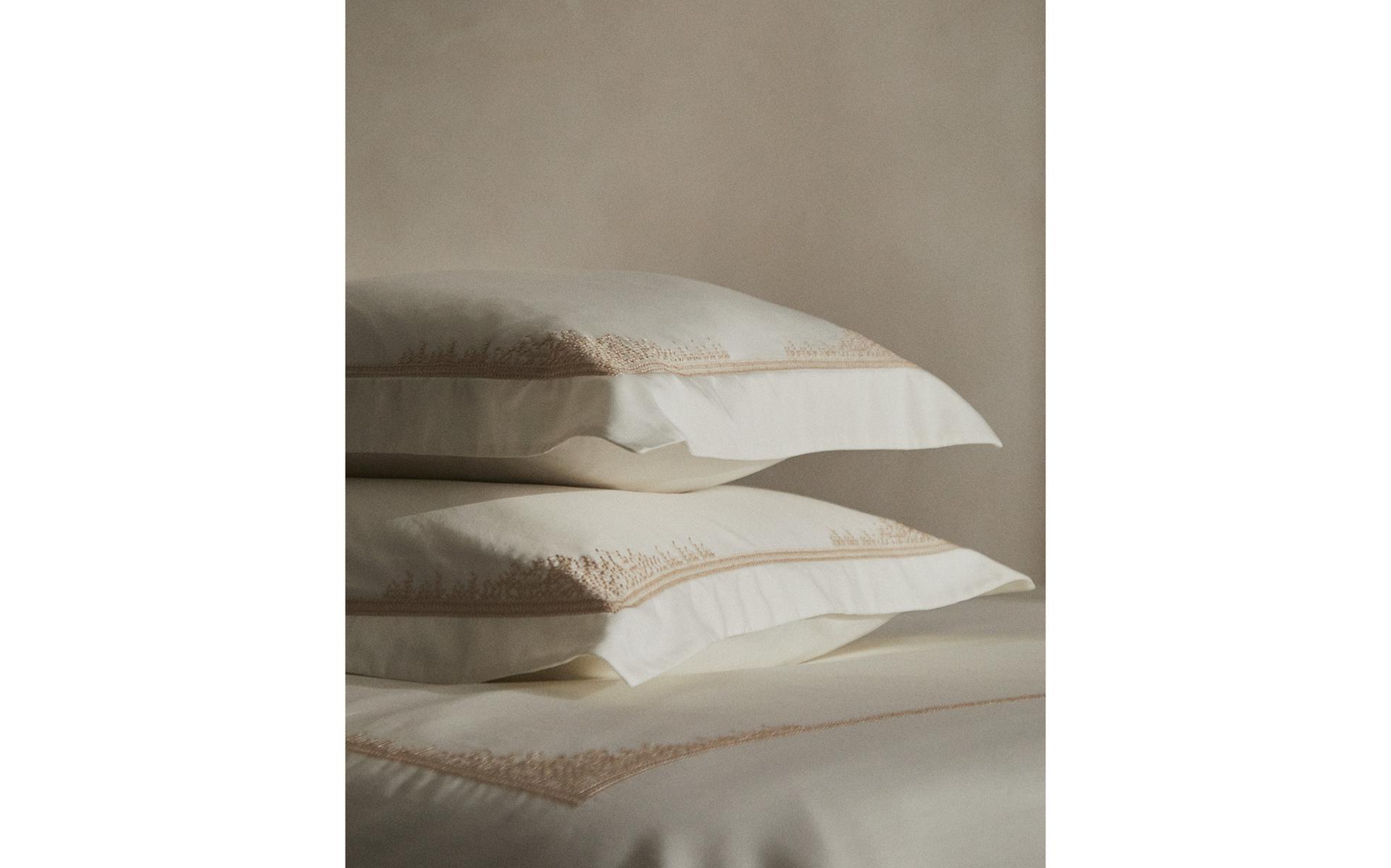 TAIE D’OREILLER SATIN BRODÉE TAIE D’OREILLER SATIN BRODÉE