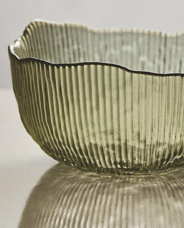 وعاء زجاجي بتصميم بارز