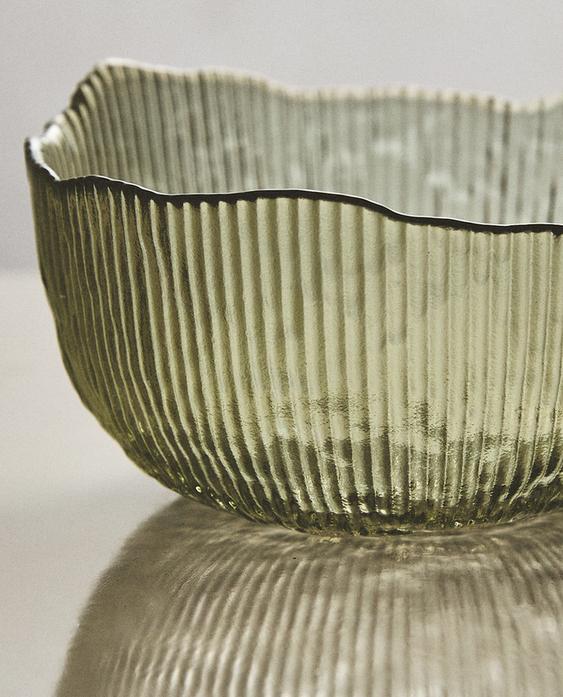 وعاء زجاجي بتصميم بارز