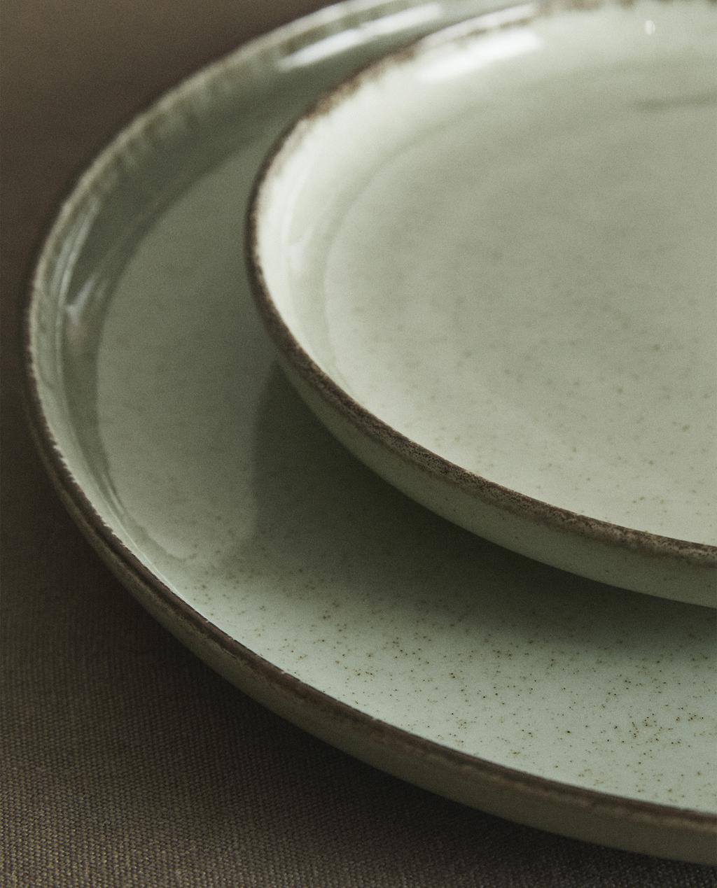PORCELAIN DINNER PLATE WITH ANTIQUE FINISH RIM