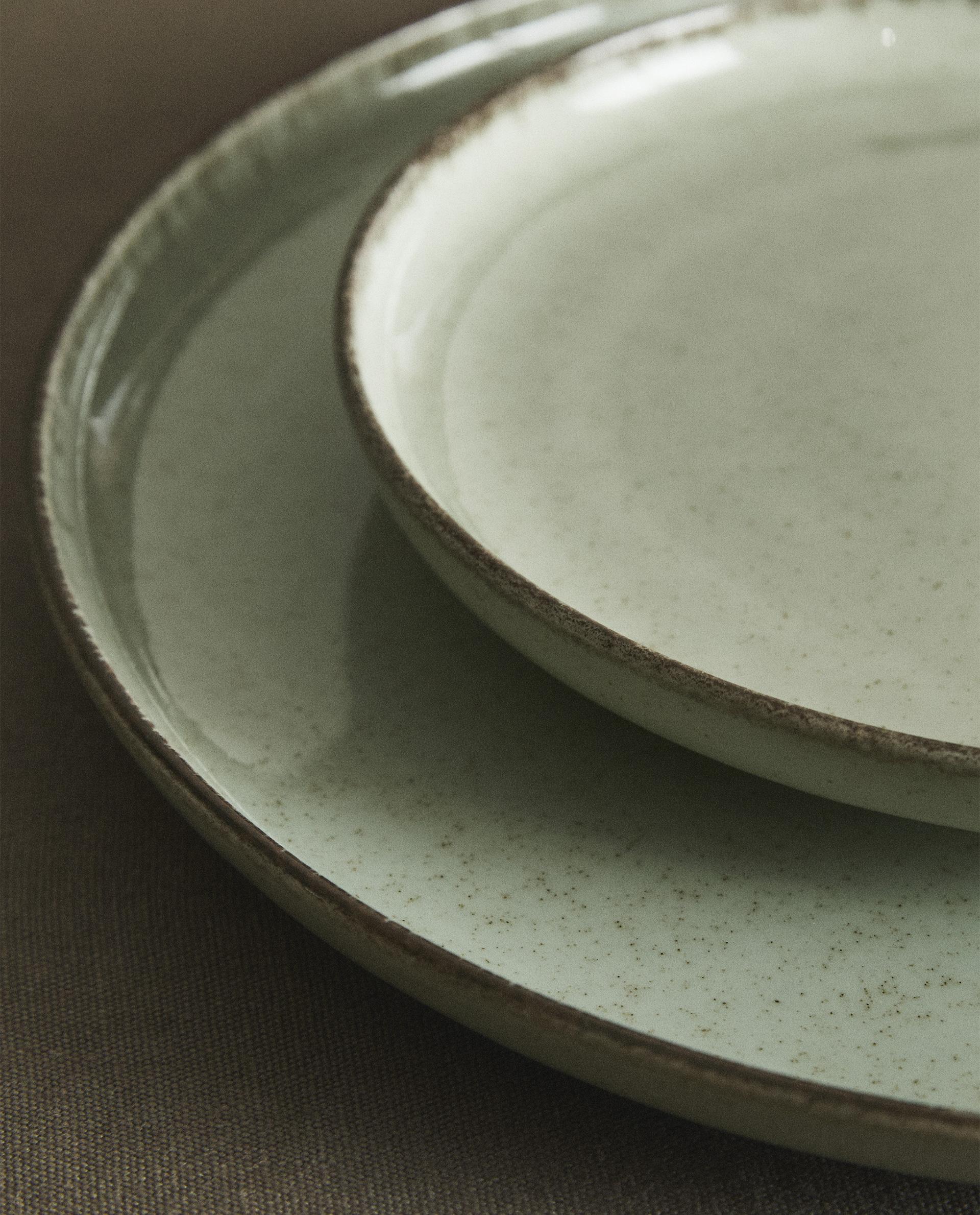 PORCELAIN DINNER PLATE WITH ANTIQUE FINISH RIM PORCELAIN DINNER PLATE WITH ANTIQUE FINISH RIM