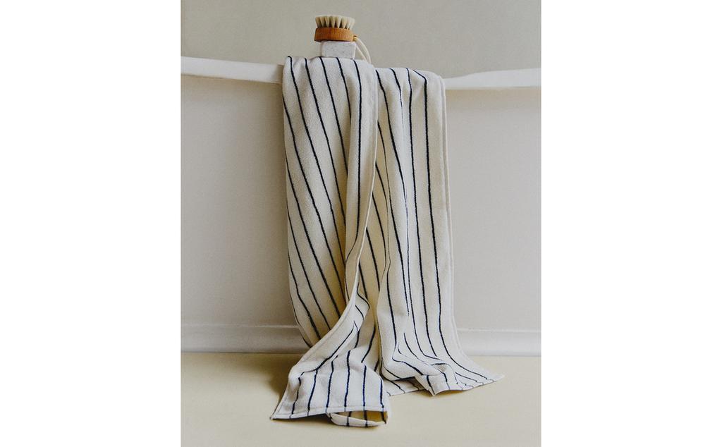 BADEHÅNDKLÆDE MED KONTRASTFARVEDE STRIBER