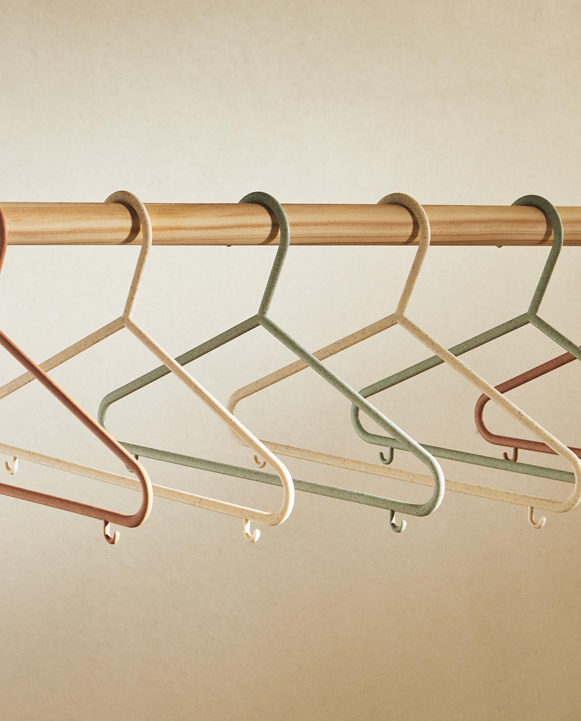 PACK OF CHILDREN’S HANGERS IN PASTEL COLOURS (PACK OF 6)