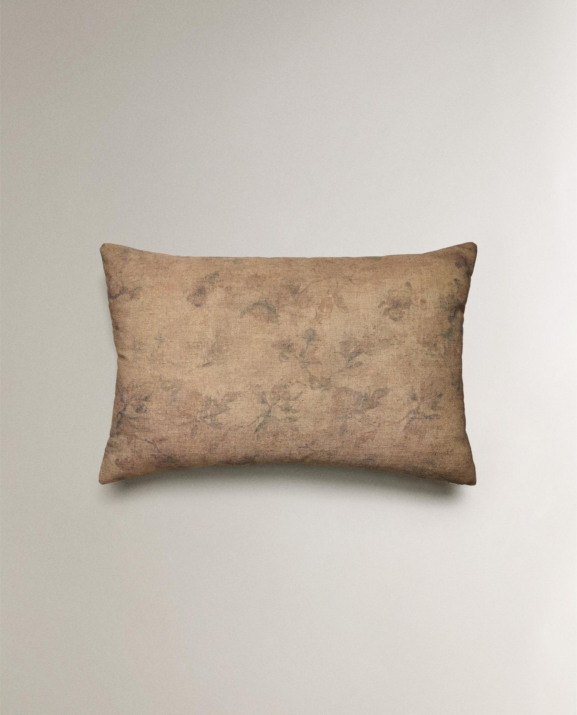 غلاف وسادة بأزهار غلاف وسادة بأزهار