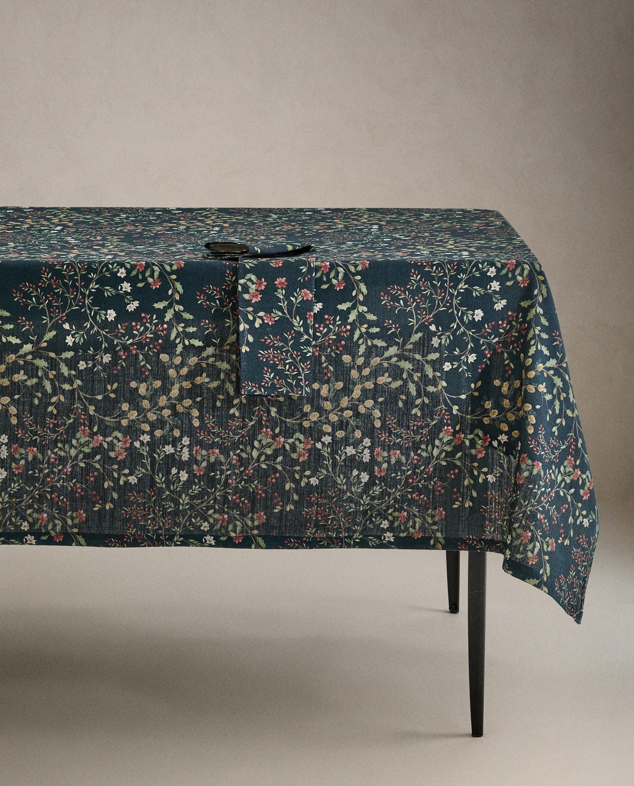 クリスマス デコレーション テーブルクロス　ZARA  ザラホーム クリスマス フローラル リネン コットン テーブルクロス | Zara Home