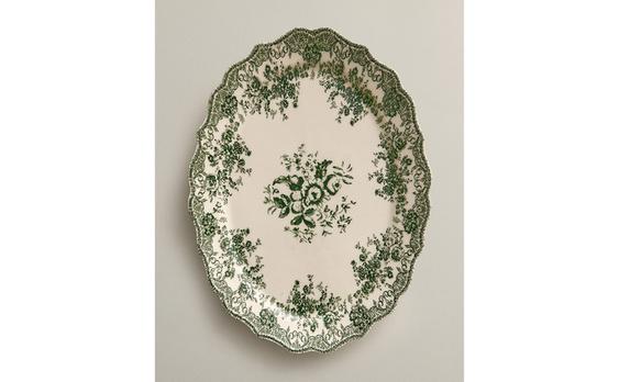 SERVIERTELLER AUS STEINGUT MIT BLUMENMOTIVEN