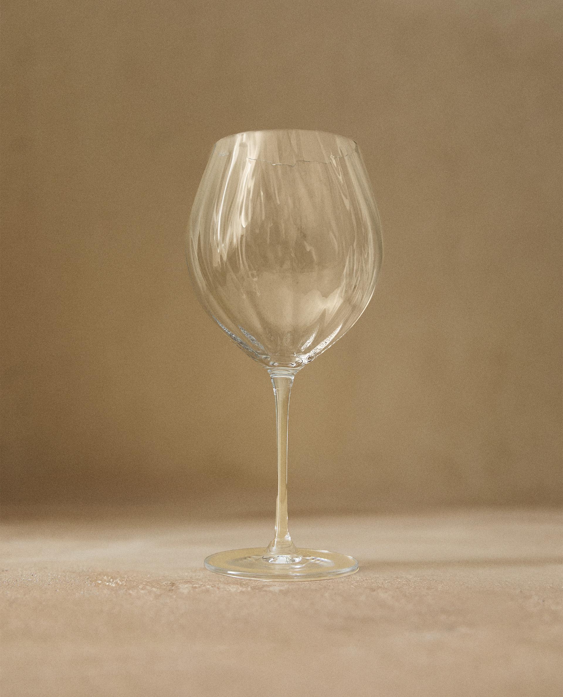 RAISED CRYSTALLINE WINE GLASS