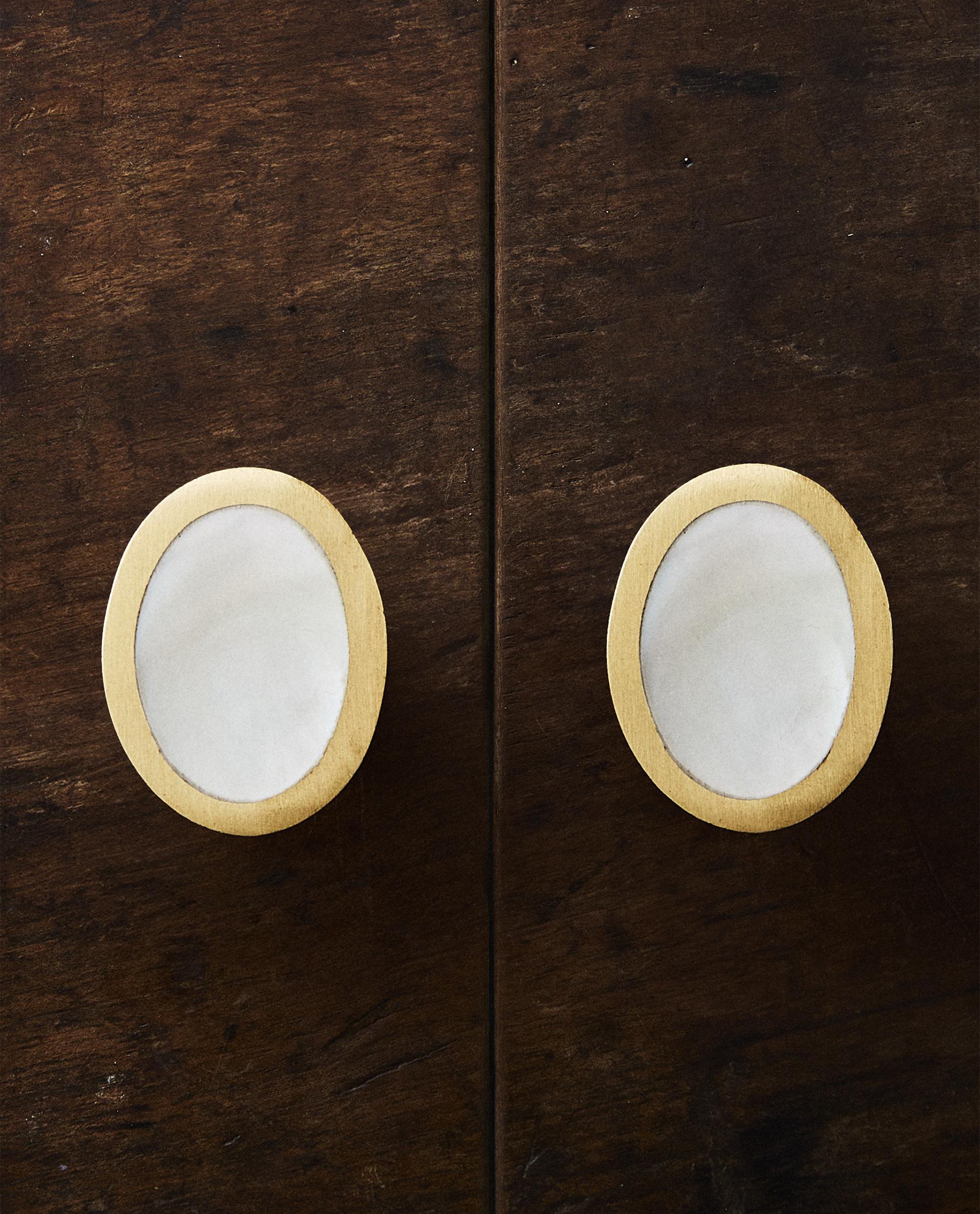 LOT DE BOUTONS MEUBLE OVALES EN NACRE (LOT DE 2) LOT DE BOUTONS MEUBLE OVALES EN NACRE (LOT DE 2)