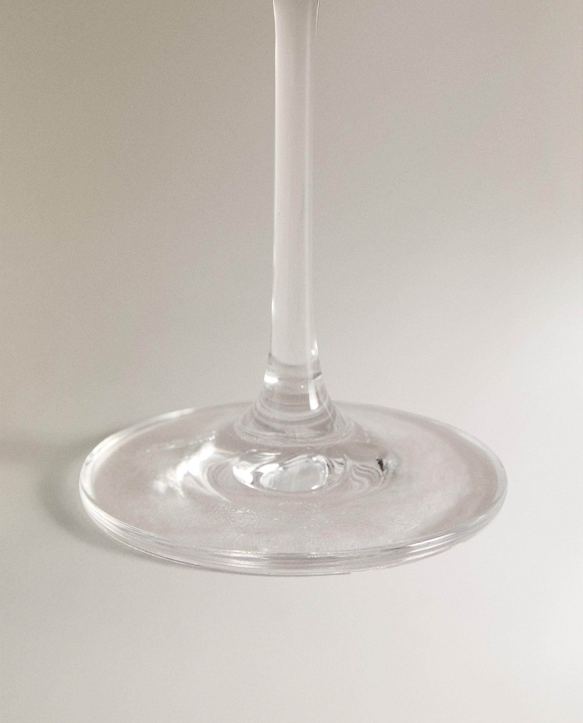 RAISED CRYSTALLINE WINE GLASS