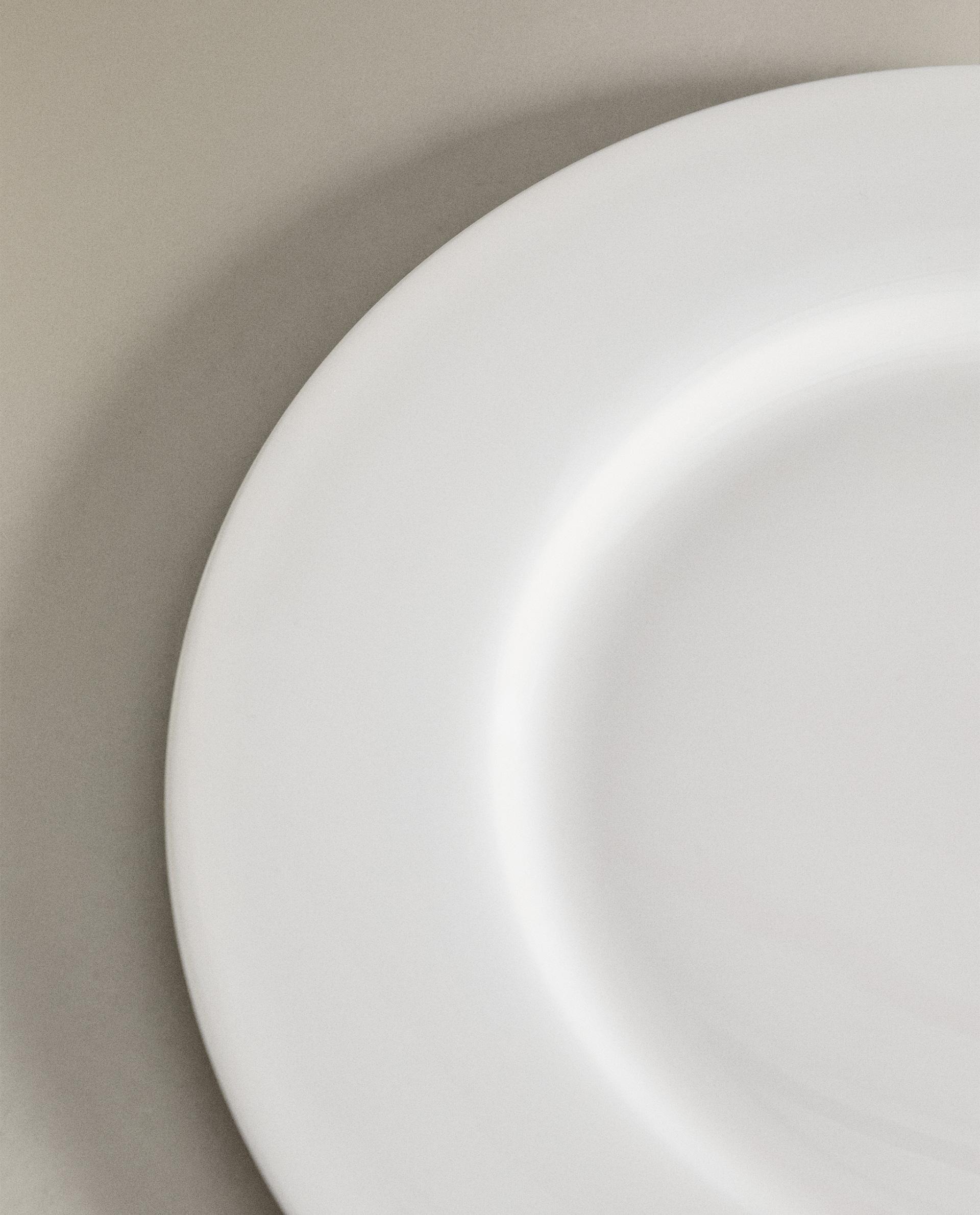 TABLECLOTH, NAPKINS AND PLATE