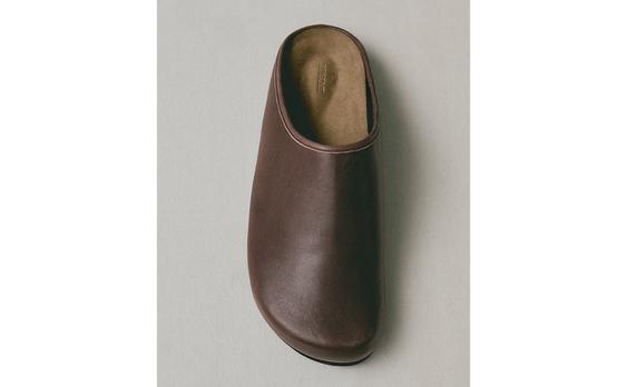 MINIMALISTISCHE LEDERPANTOFFEL