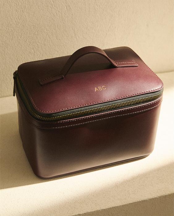 SMALL LEATHER TOILETRY BAG