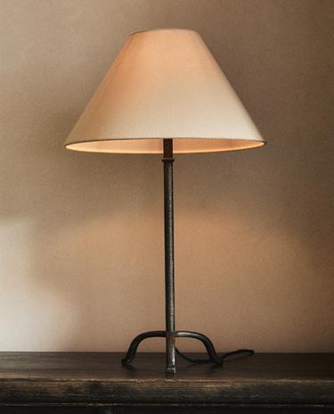 TABLE LAMP WITH TRIPOD BASE