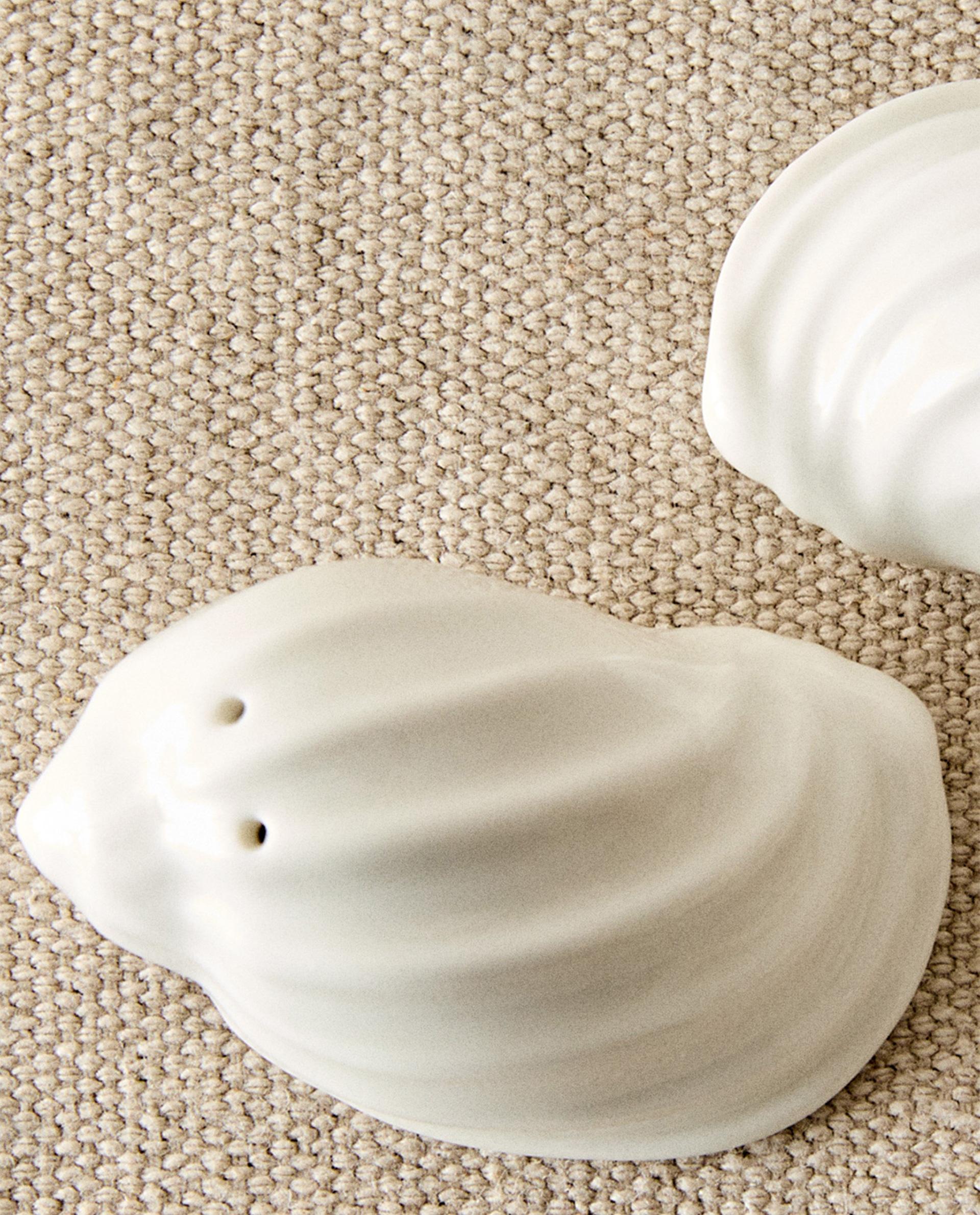 SALT AND PEPPER SHAKER SET SHELLS
