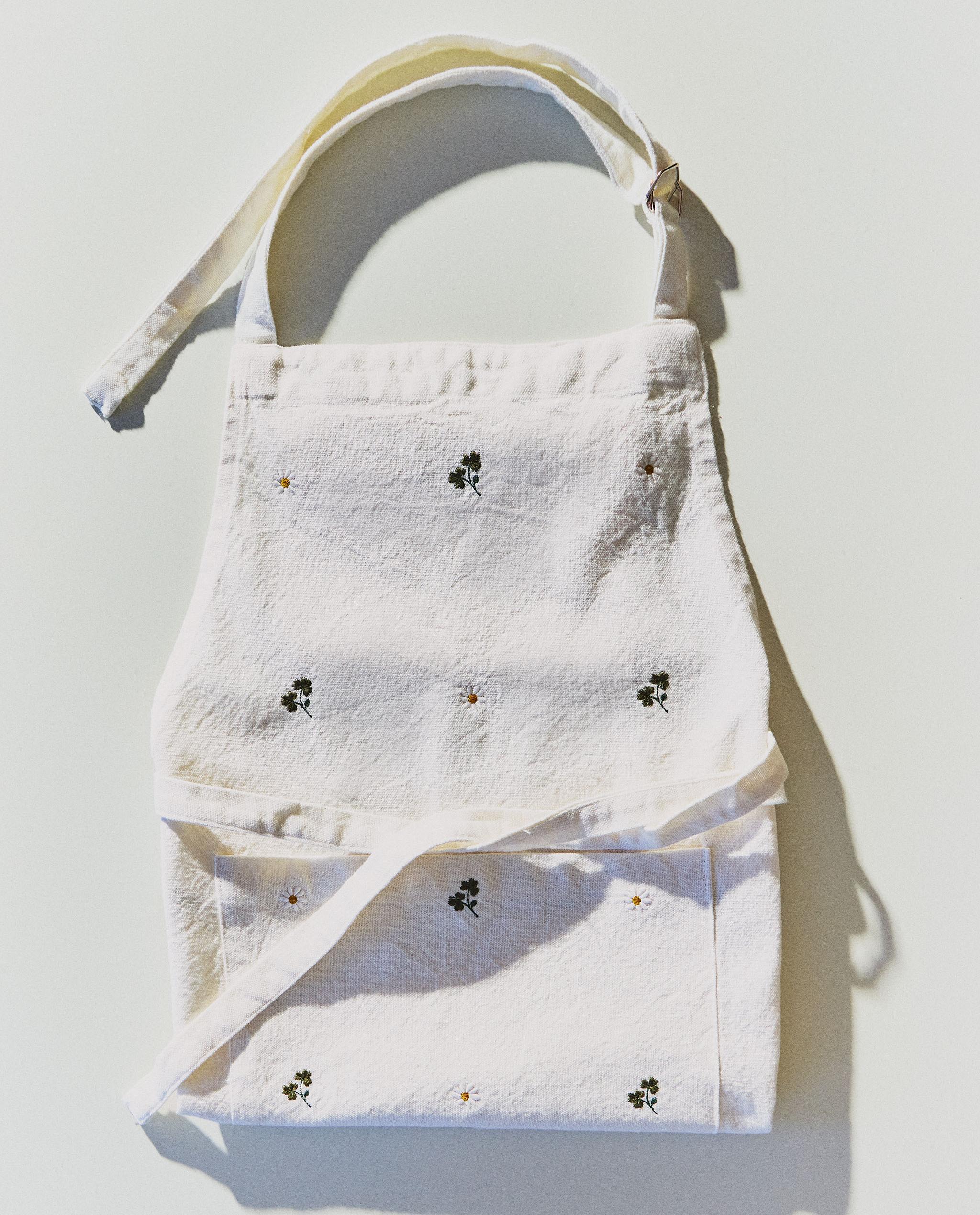 APRON WITH EMBROIDERED CLOVER product thumbnail 9