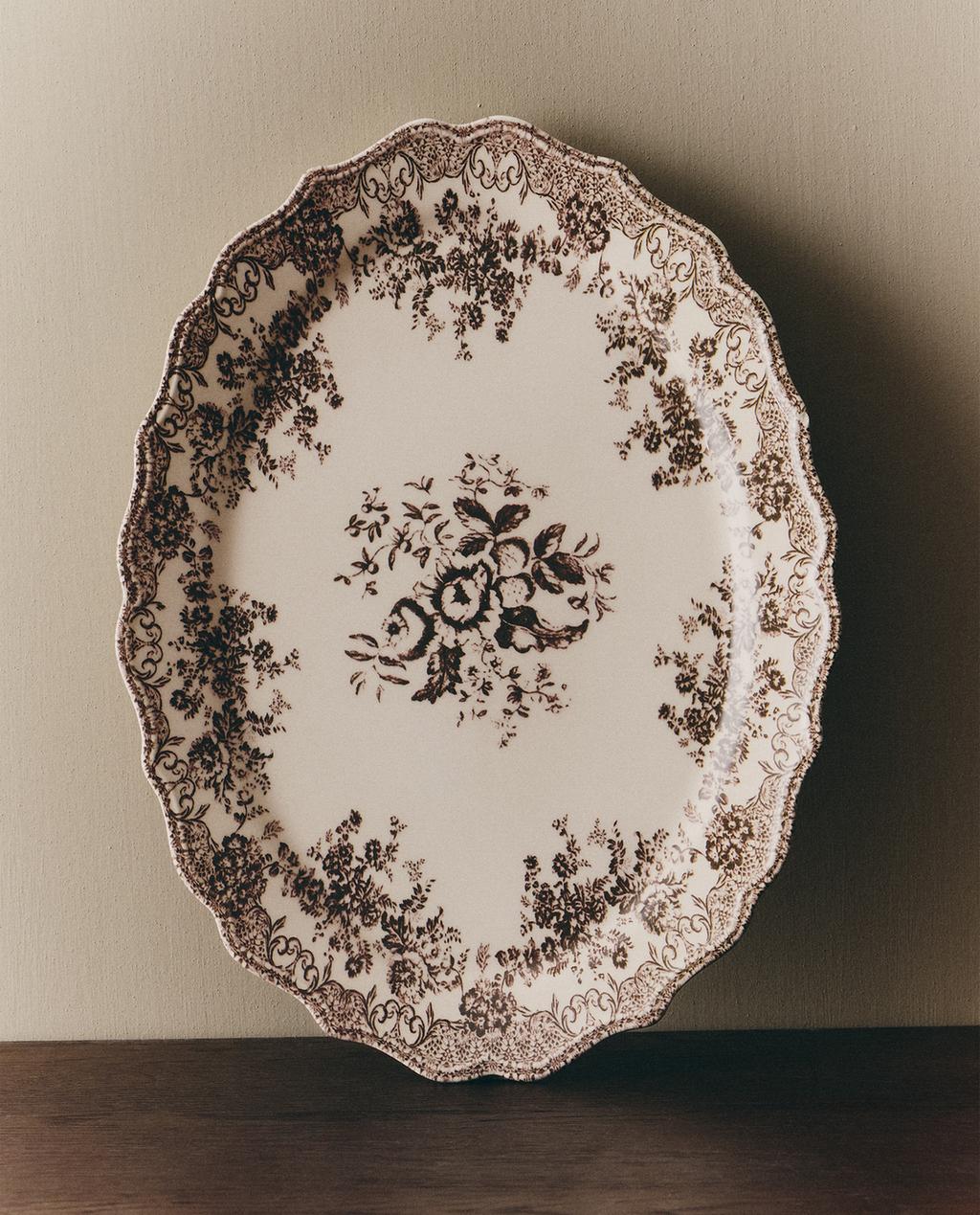 SERVIERTELLER AUS STEINGUT MIT BLUMENMOTIVEN SERVIERTELLER AUS STEINGUT MIT BLUMENMOTIVEN