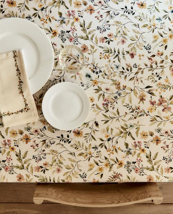 مفرش مائدة مغلف بالراتنج بطبعة أزهار