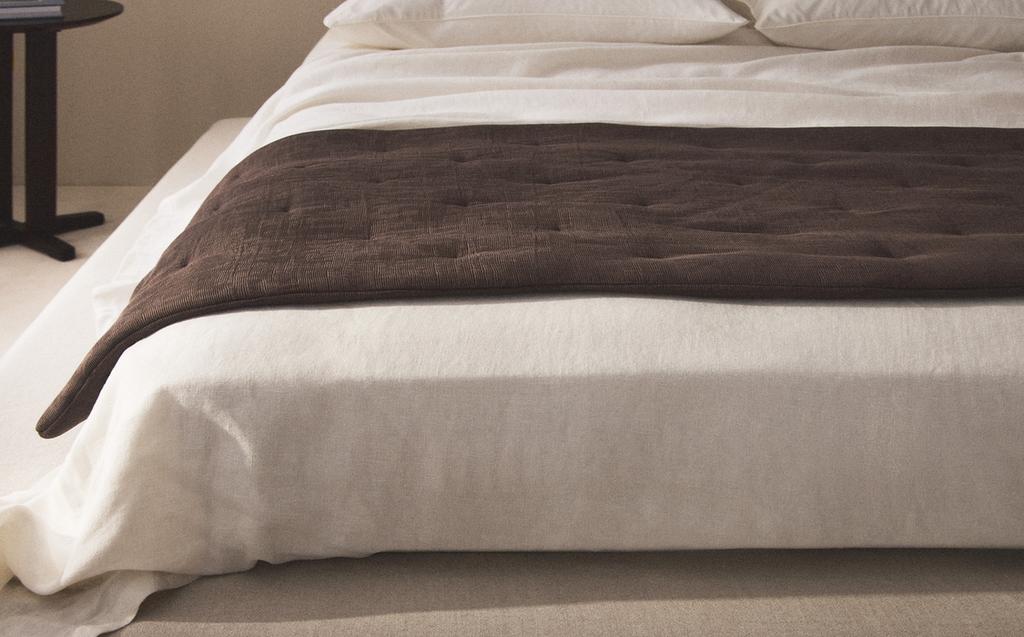 PLEATED FOOT OF THE BED QUILTED BEDSPREAD PLEATED FOOT OF THE BED QUILTED BEDSPREAD