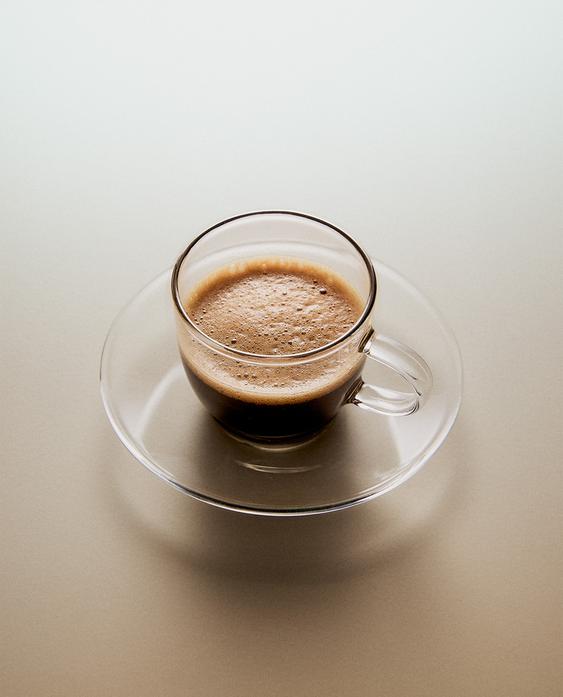 فنجان شاي من زجاج البورسليكات وطبق بحافة فضية فنجان شاي من زجاج البورسليكات وطبق بحافة فضية