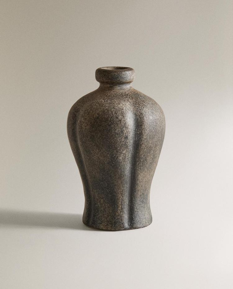 UNIFORM TERRACOTTA VASE