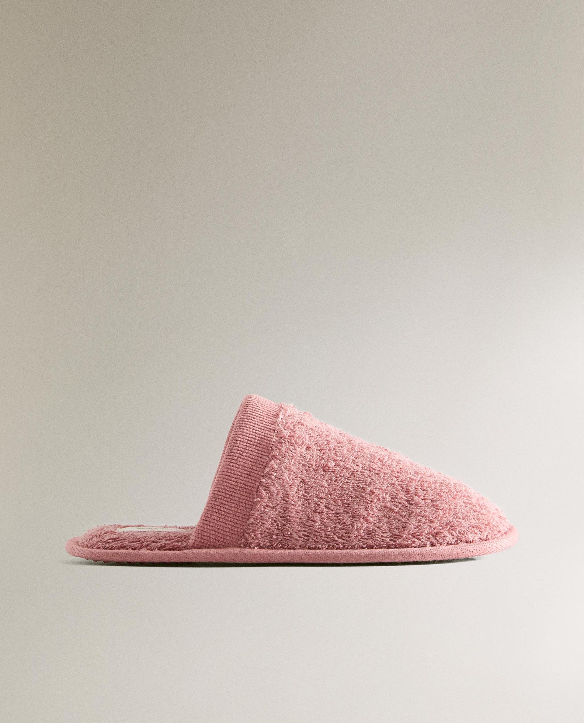 CHAUSSONS ENFANT OUVERTS À L'ARRIÈRE SERVIETTE DE BAIN CHAUSSONS ENFANT OUVERTS À L'ARRIÈRE SERVIETTE DE BAIN