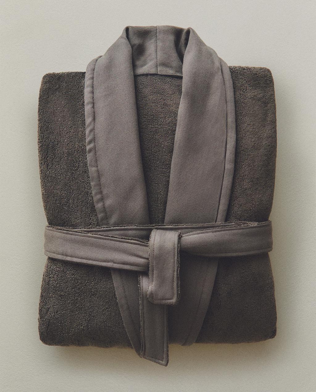 BAVLNENÝ ŽUPAN S APLIKOVANOU TKANINOU BAVLNENÝ ŽUPAN S APLIKOVANOU TKANINOU