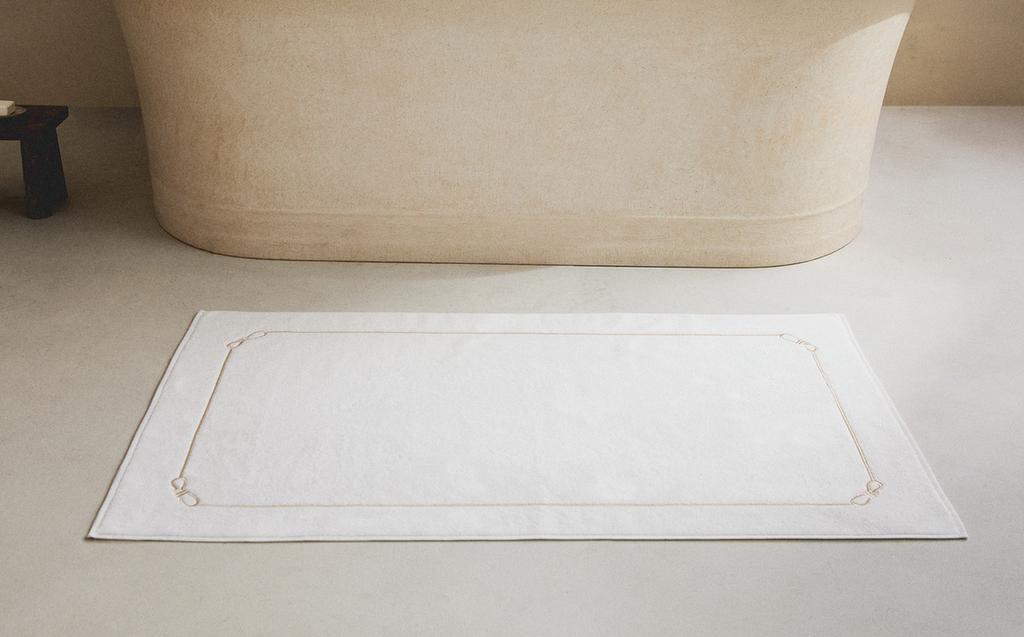 EMBROIDERED KNOT BATH MAT