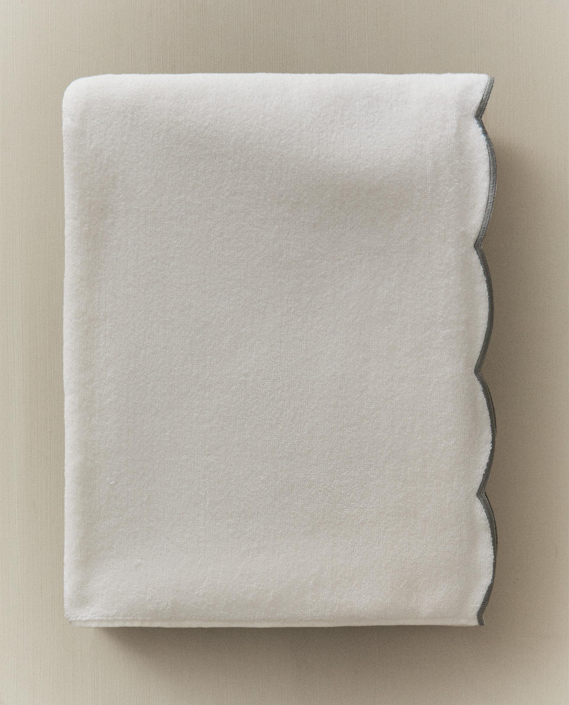 BATH TOWEL WITH SCALLOPED EDGE BATH TOWEL WITH SCALLOPED EDGE