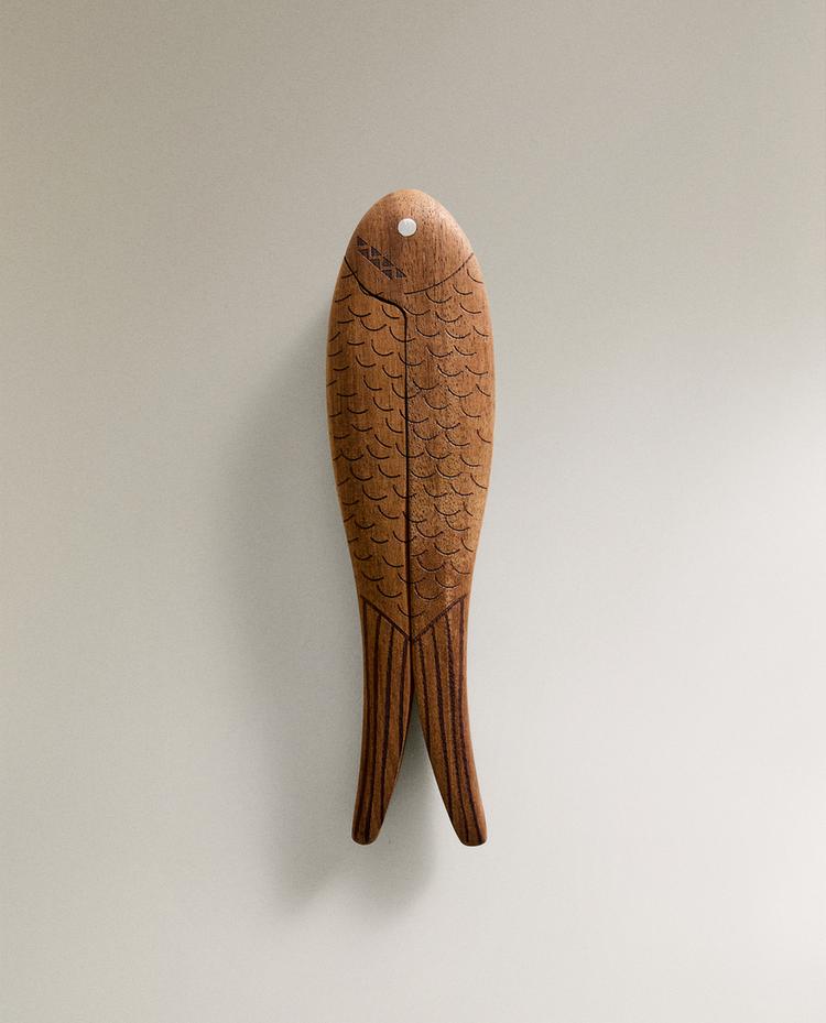 ACACIA WOOD FISH NUTCRACKER