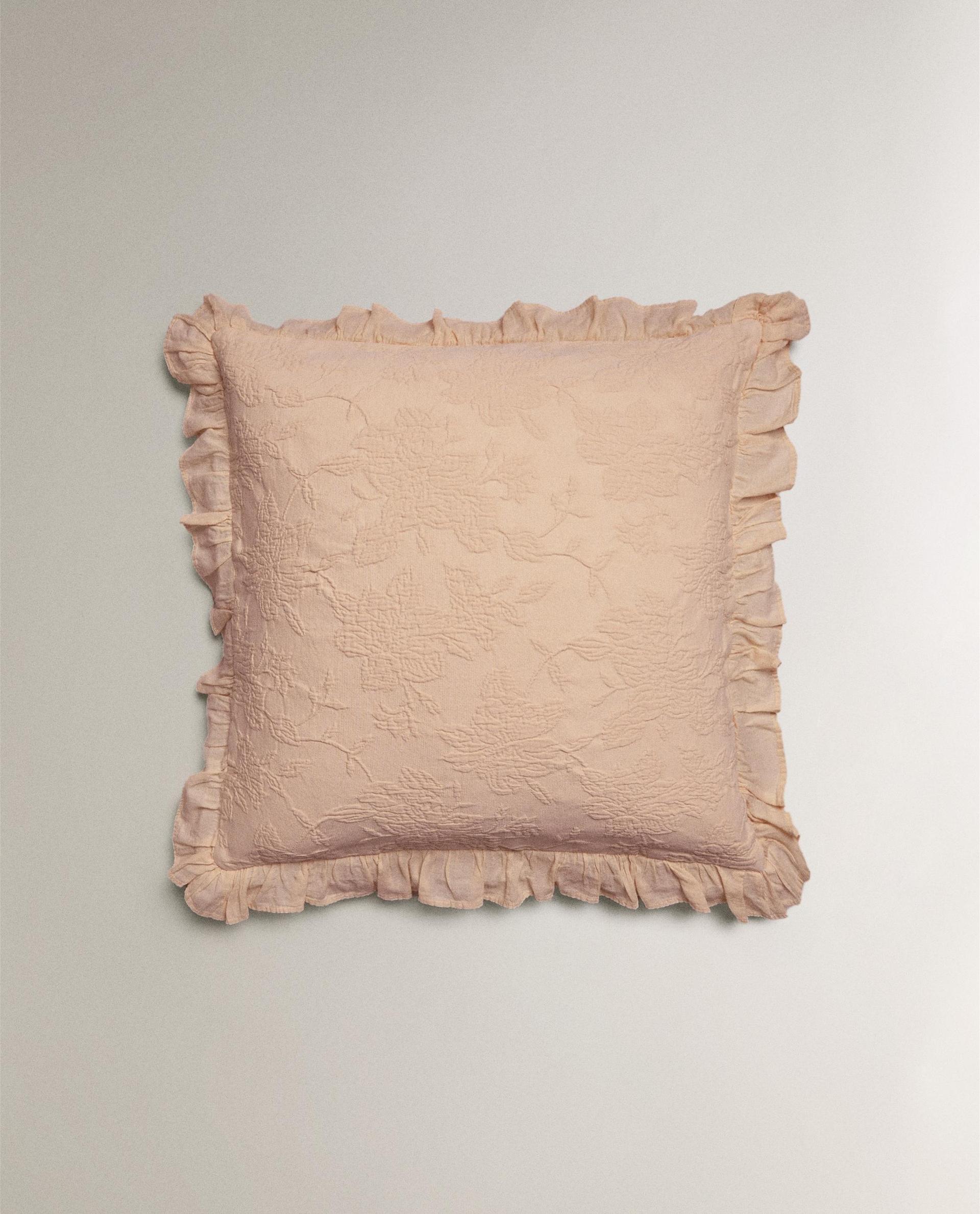 JACQUARD CUSHION COVER WITH RUFFLE JACQUARD CUSHION COVER WITH RUFFLE