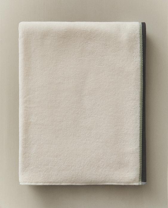 מגבת רחצה עם שוליים צבעוניים