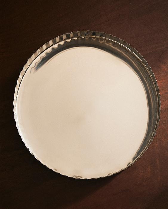 ROUND METAL TRAY WITH SCALLOPED EDGES