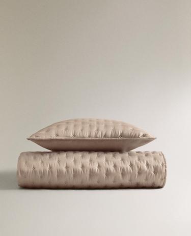 PLAIN QUILTED BEDSPREAD WITH KNOTS