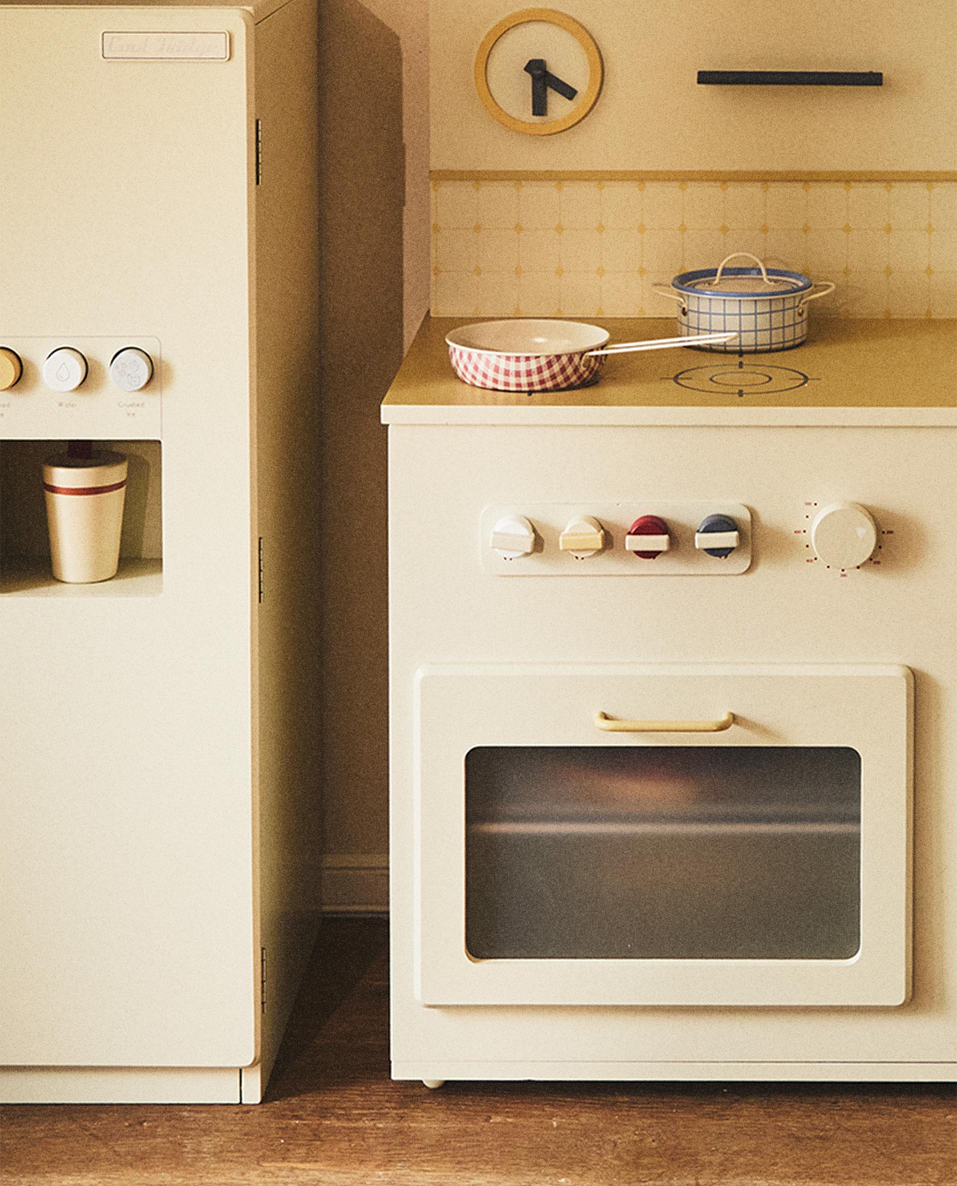 CHILDREN'S WOODEN PLAY KITCHEN