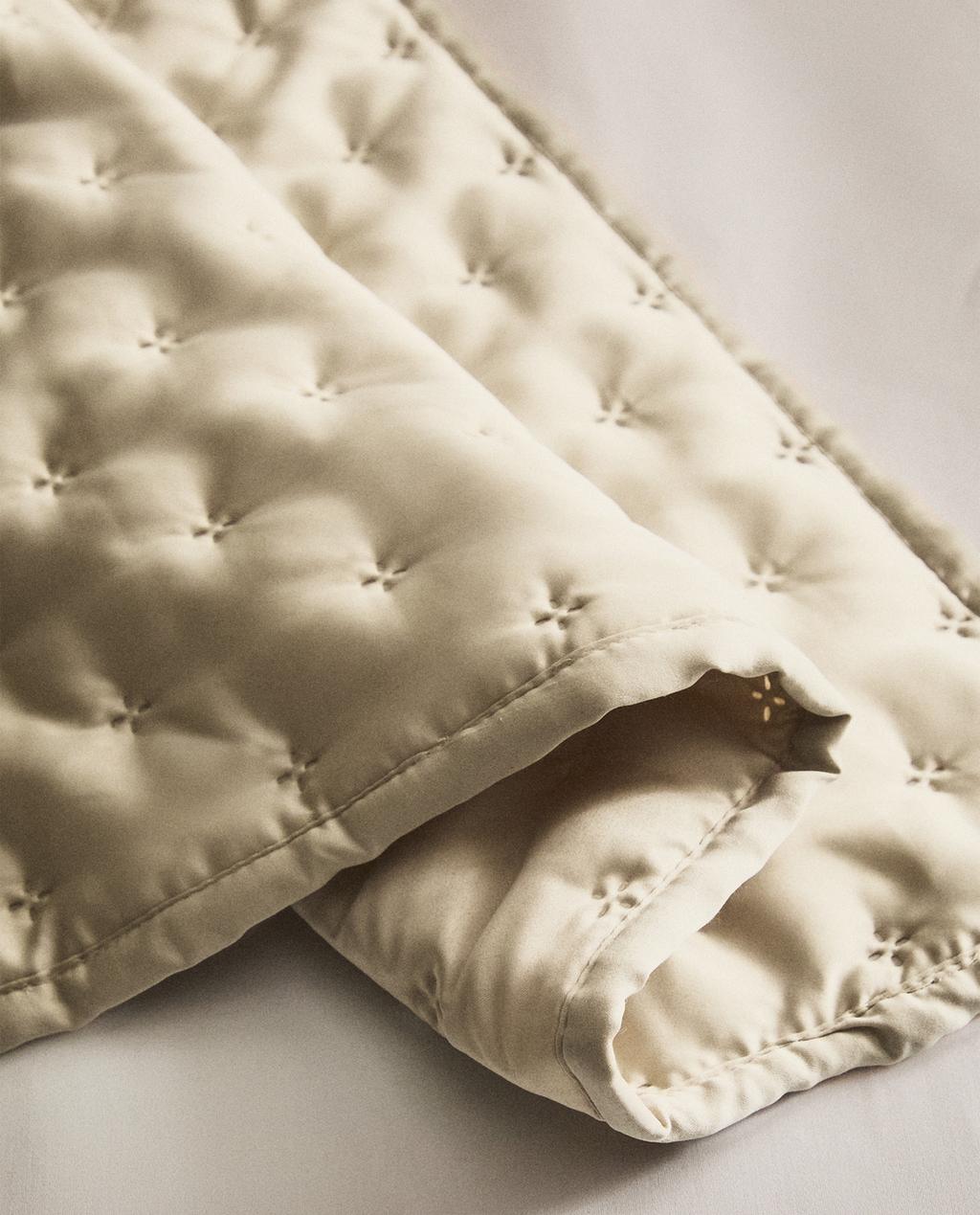 PLAIN QUILTED BEDSPREAD WITH KNOTS PLAIN QUILTED BEDSPREAD WITH KNOTS