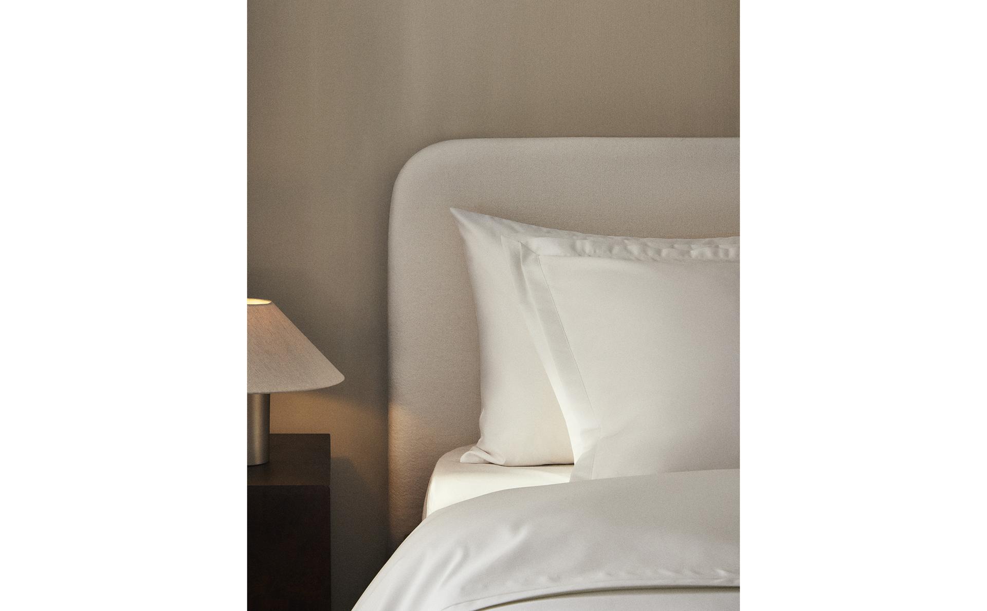 PLEATED COTTON SATEEN PILLOWCASE (1000 THREAD COUNT) PLEATED COTTON SATEEN PILLOWCASE (1000 THREAD COUNT)