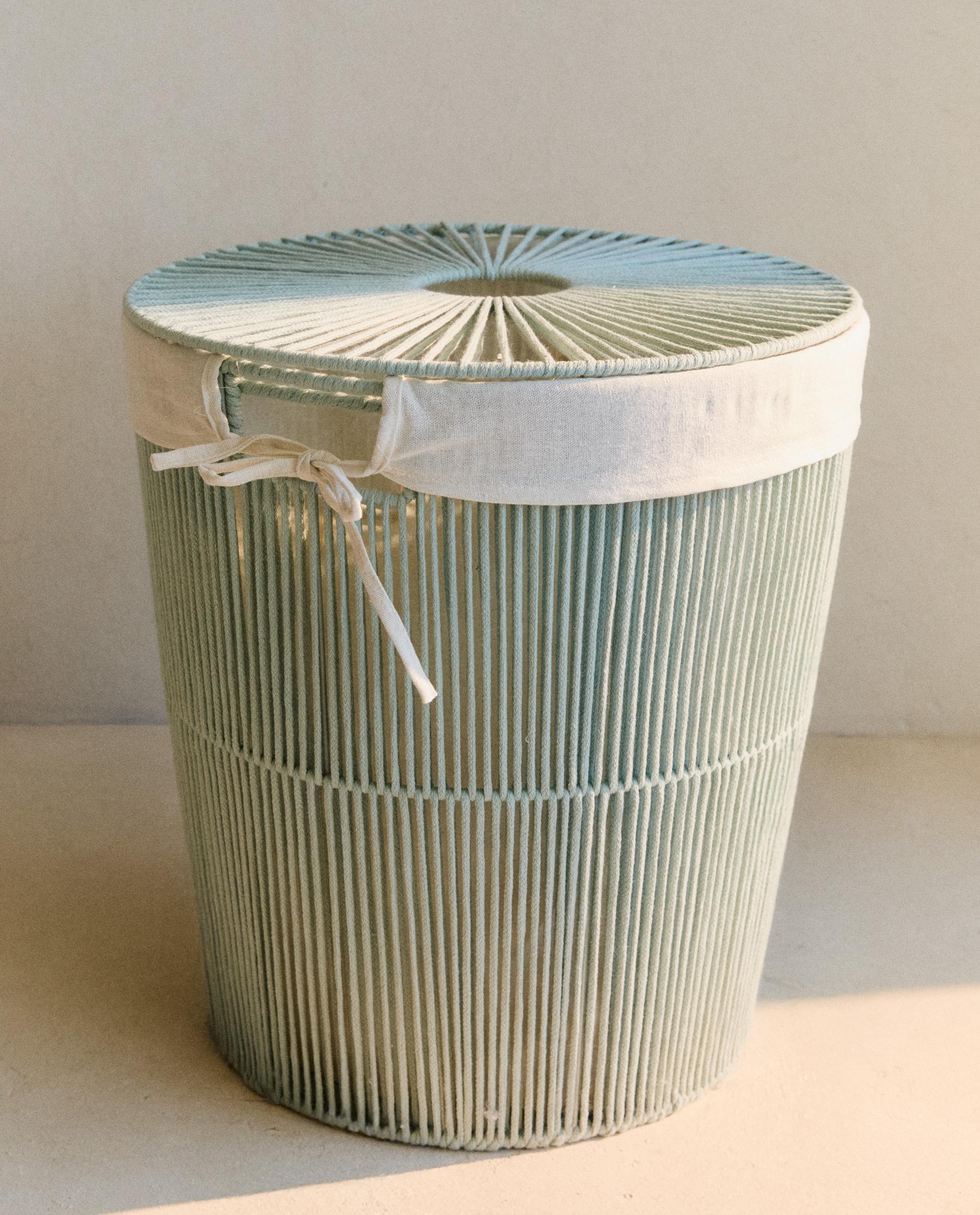 LAUNDRY BASKET WITH COTTON LINING AND LID