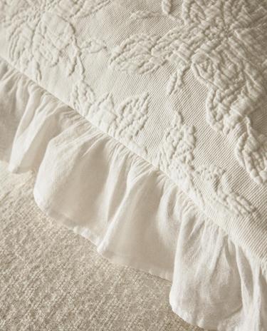 JACQUARD BEDSPREAD WITH RUFFLE TRIM