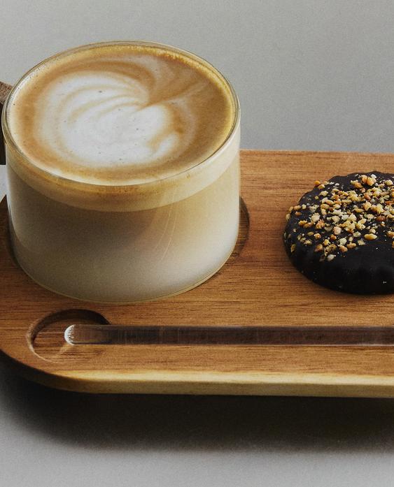 فنجان من زجاج البورسليكات مع صينية