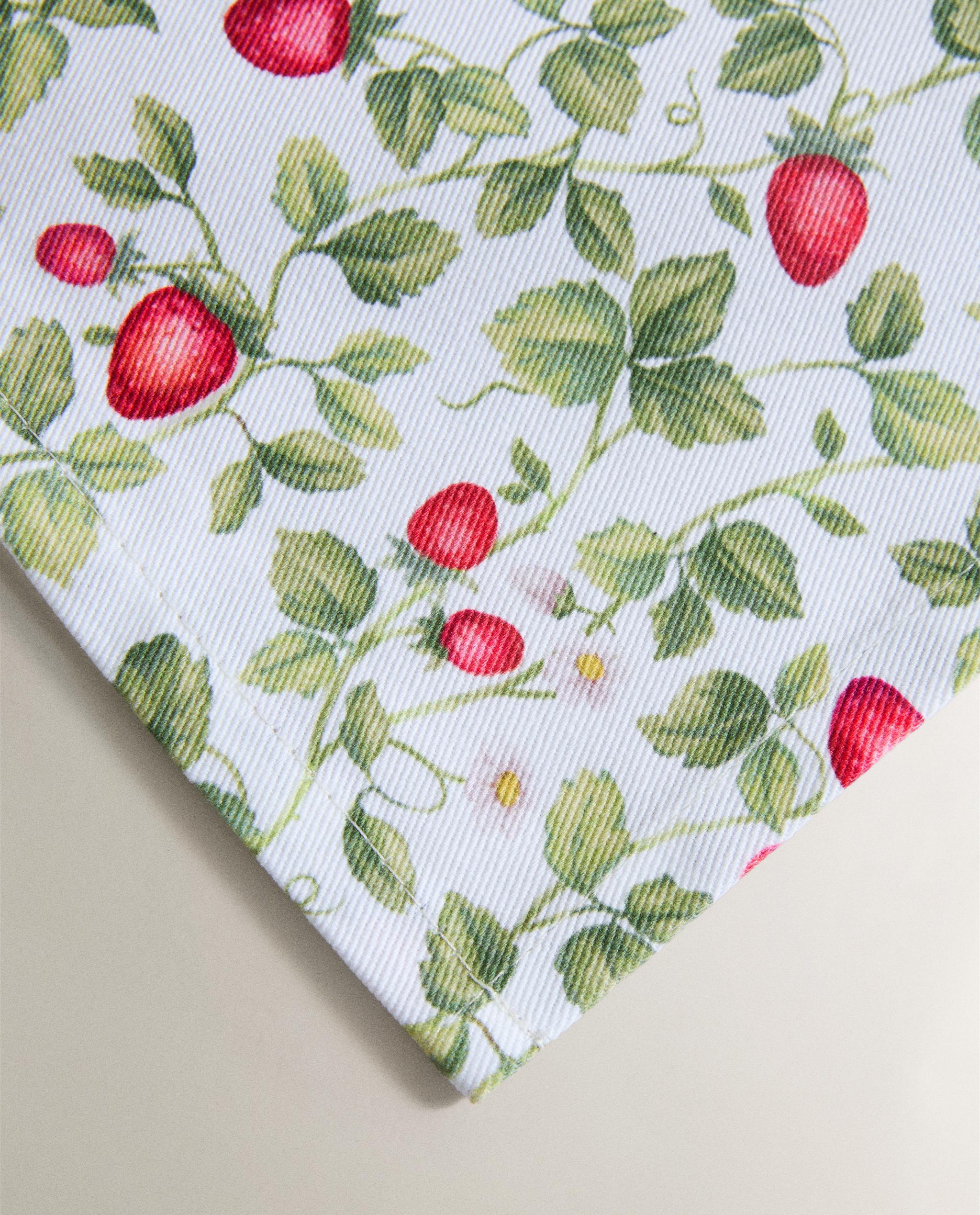 RESIN-COATED STRAWBERRY COTTON TABLECLOTH product thumbnail 6