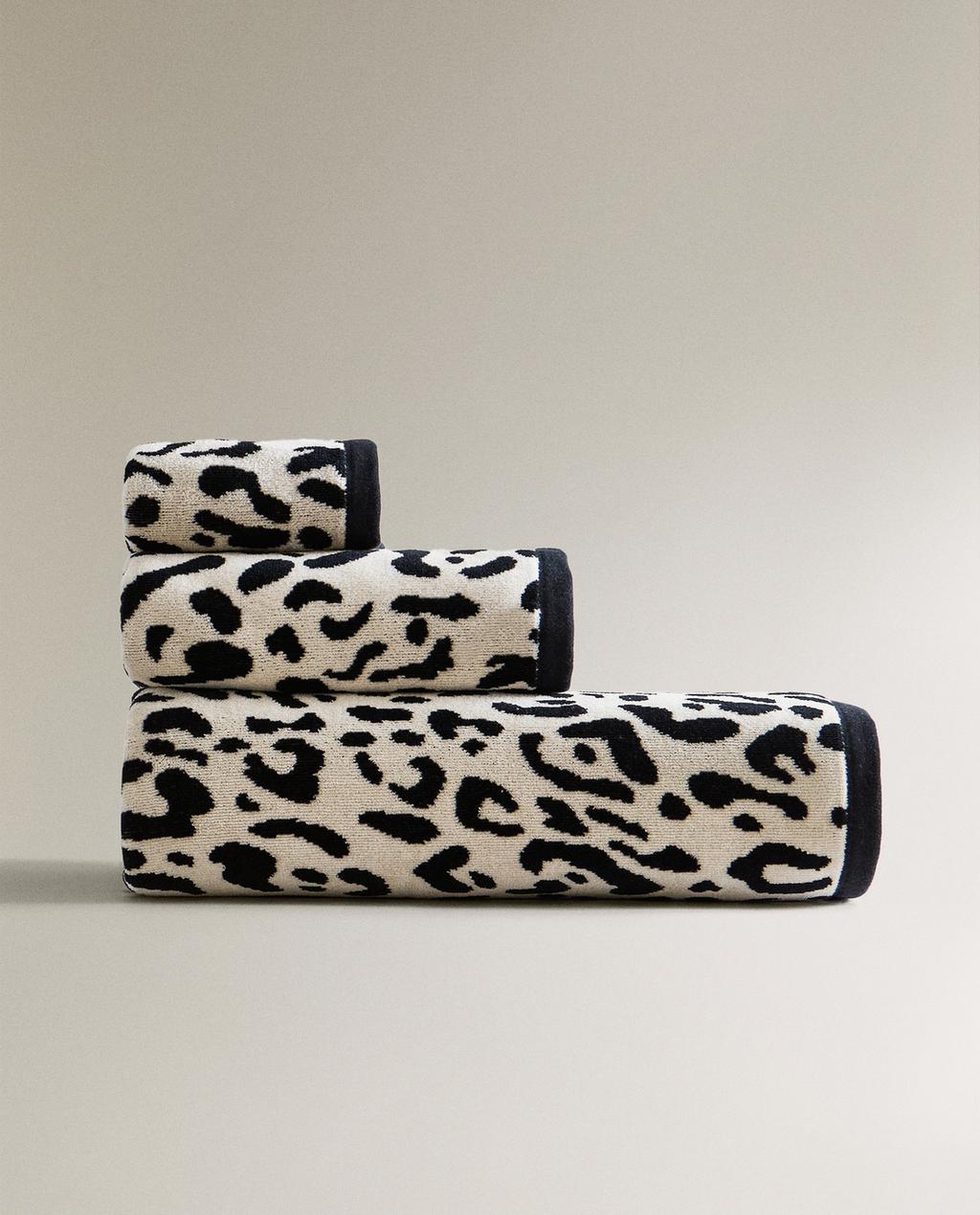 BADEHANDTUCH AUS VELOURS MIT ANIMAL-PRINT BADEHANDTUCH AUS VELOURS MIT ANIMAL-PRINT