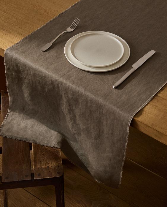 TABLE RUNNER 01