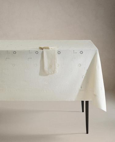 TOALHA MESA BORDADOS PERFURADOS