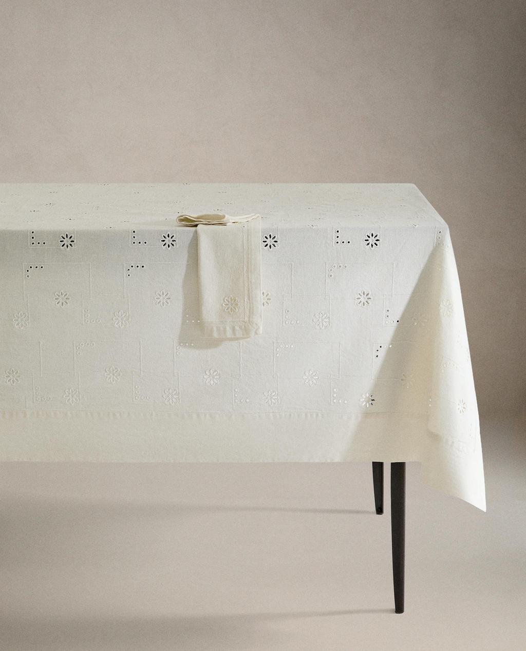 TOALHA MESA BORDADOS PERFURADOS