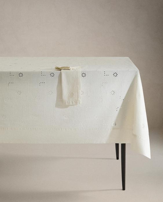 NAPPE BRODERIES PERFORÉES
