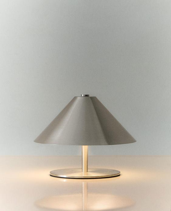 CORDLESS IRON TABLE LAMP CORDLESS IRON TABLE LAMP