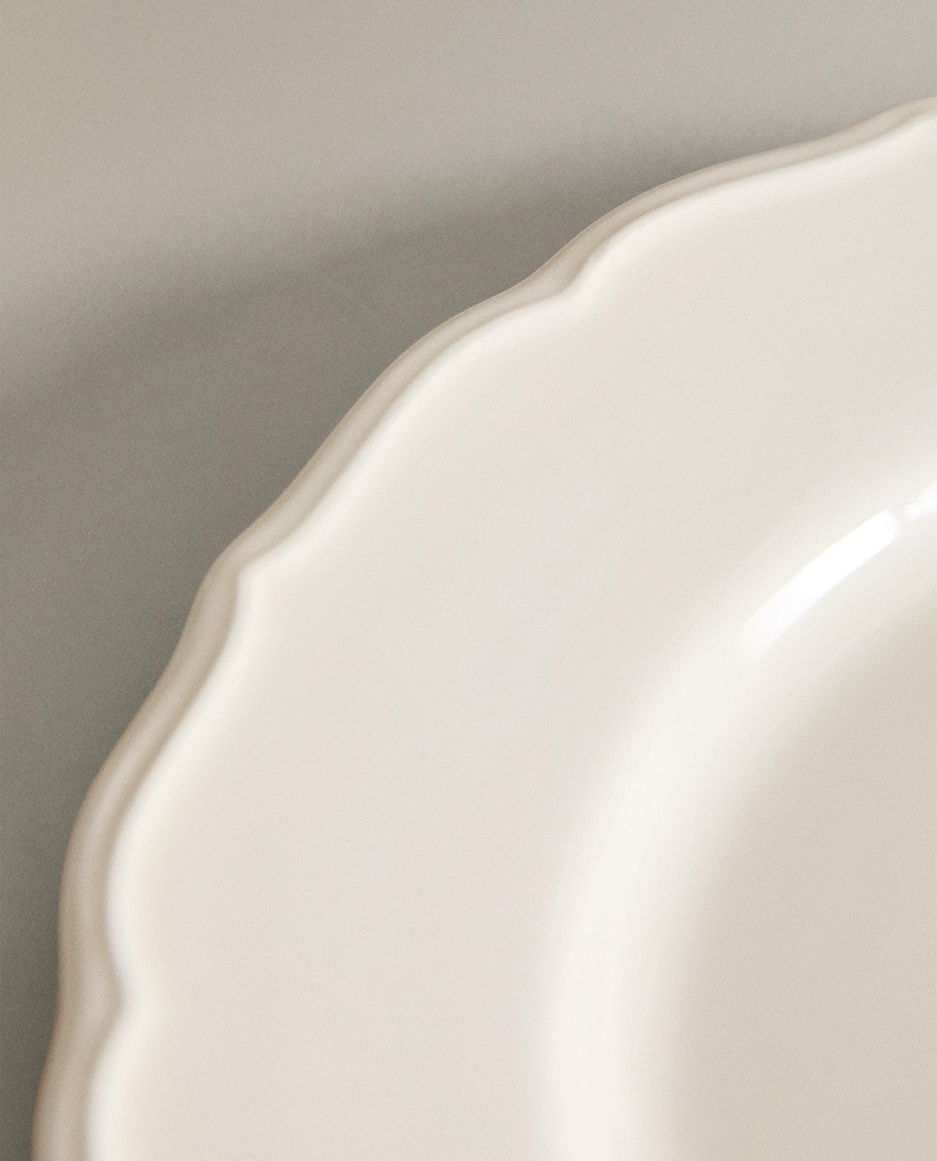 EARTHENWARE DINNER DISH WITH RAISED-DESIGN EDGE