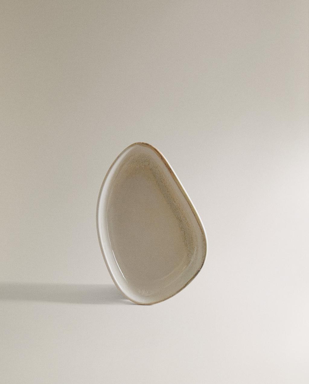 МАЛЕНЬКА ТАРІЛКА З КАМ’ЯНОЇ КЕРАМІКИ КОЛЬОРУ ЕКРЮ МАЛЕНЬКА ТАРІЛКА З КАМ’ЯНОЇ КЕРАМІКИ КОЛЬОРУ ЕКРЮ