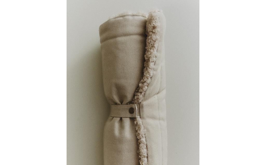 ROLL-UP FLOOR PET BLANKET