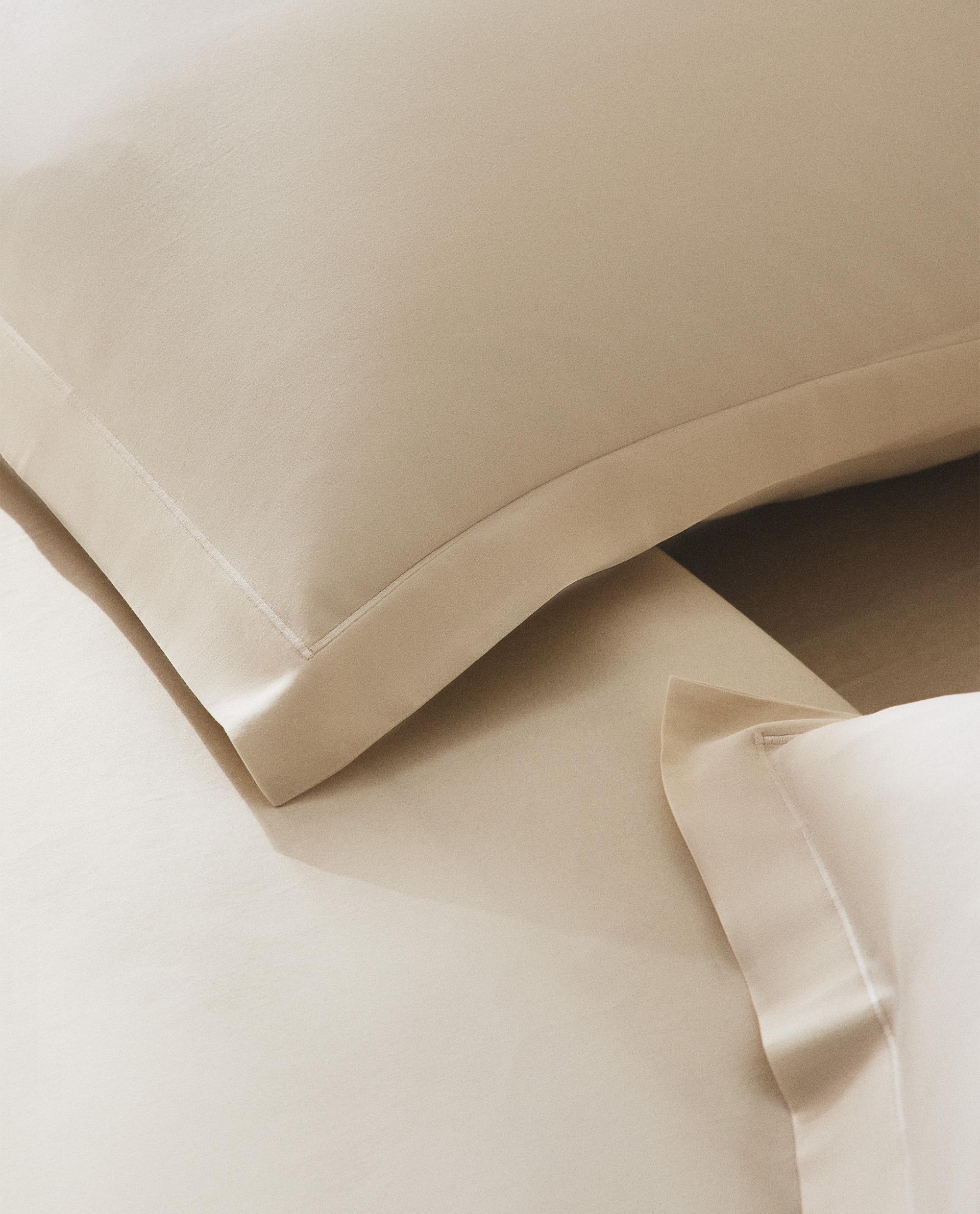 TAIE D’OREILLER SATIN FESTON (300 FILS) TAIE D’OREILLER SATIN FESTON (300 FILS)